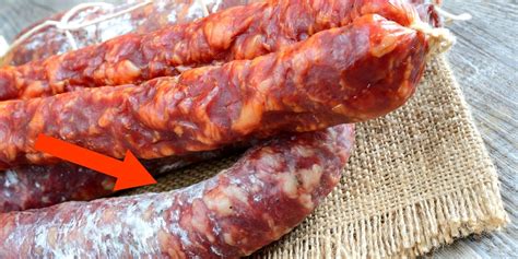 Biely povlak na klobáse