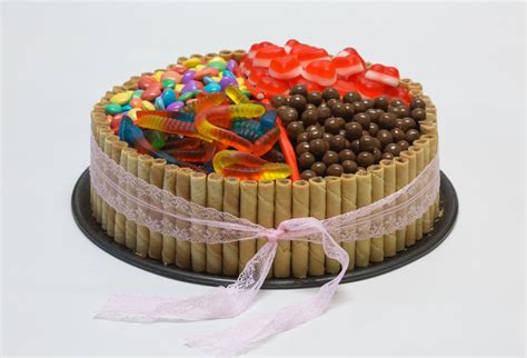 Torta zdobená cukríkmi