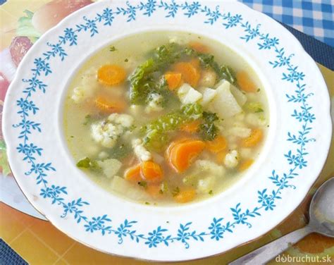 Čerstvo pripravená jarná polievka s haluškami