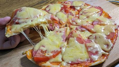Pizza na panvici s rôznymi ingredienciami