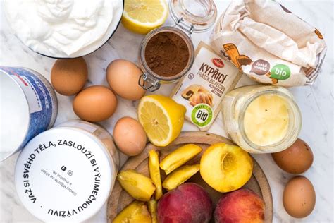 Ilustrácia ingrediencií na trojfarebný koláč