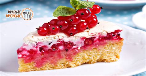 Čerstvé čierne ríbezle pripravené na koláč