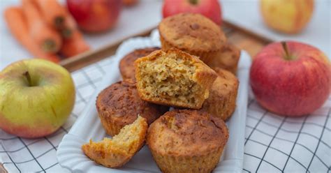 Šťavnaté jablkovo-mrkvové muffiny pripravené na konzumáciu
