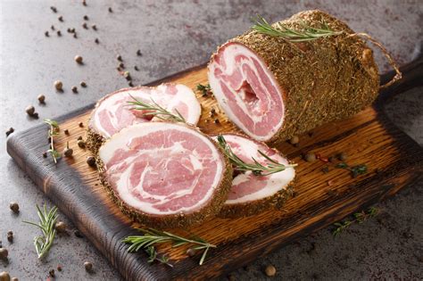 Rôzne druhy slaniny a mäsa na prípravu paštéty