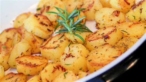 Pečené zemiaky s parmezánom a cesnakom