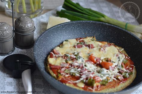 Hotová brokolicová pochúťka z panvice nakrájaná ako pizza