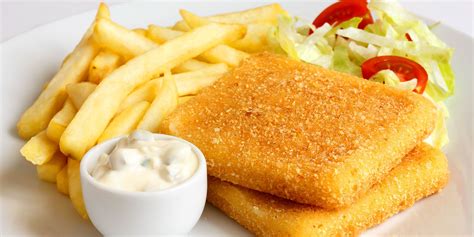 Vyprážaný syr s hranolkami