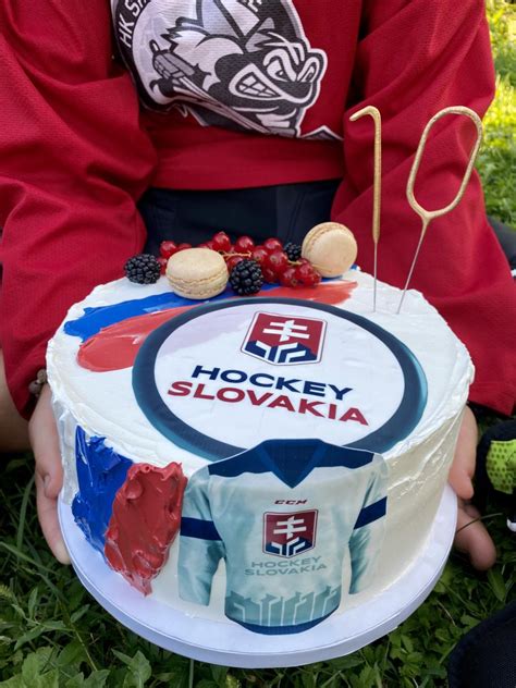 Hokejová torta s hokejovou výstrojou