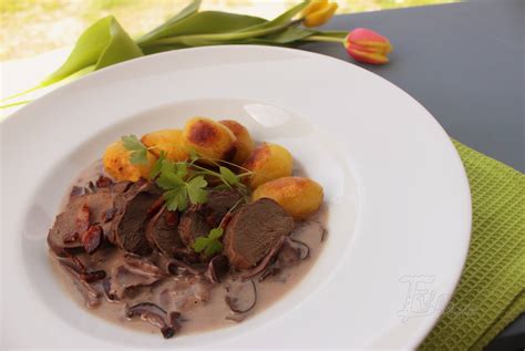 Srnčí chrbát servírovaný s omáčkou a prílohou