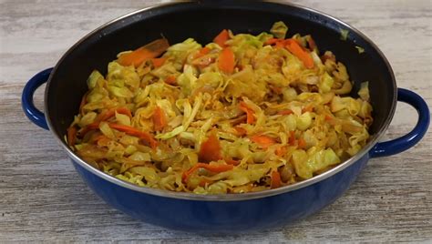 Restovaná kapusta so zemiakmi a mrkvou