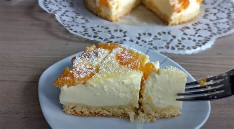 Tvarohovo-šľahačkový koláč pripravený na servírovanie