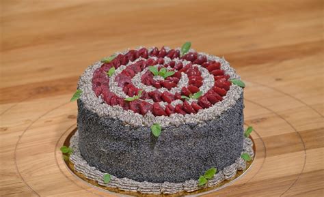 Výrez z makovej torty s marcipánom