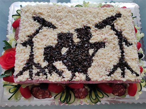 Ilustrácia slanej torty s klobásou a zeleninou