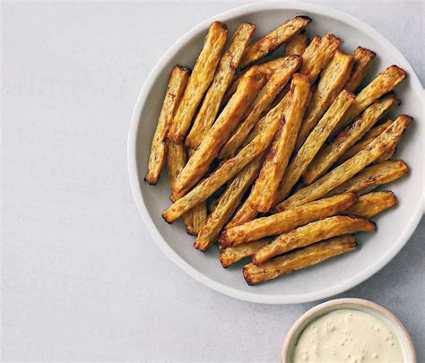 Zelerové hranolky pripravené na pečenie