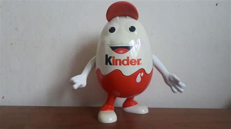 Deti otvárajúce Kinder vajíčko