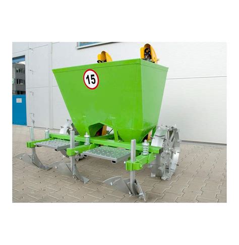 Sklad zemiakov s tkanými vrecami