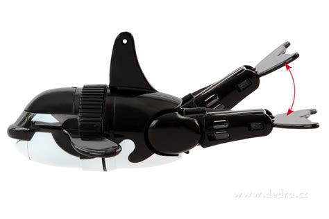 Robotická ryba plávajúca vo vani