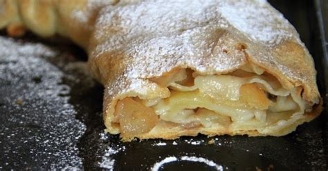 Hotový ťahaný závin s jablkovou náplňou