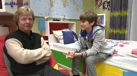 Otec a syn sa objímajú