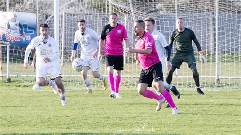 Otec a syn hrajú futbal