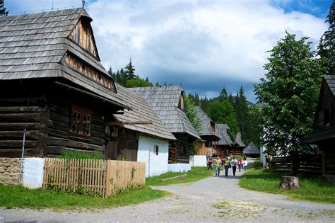 Tradičná slovenská dedina s drevenicami