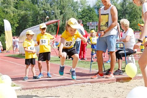 Deti súťažiace na športovej olympiáde pre materské školy