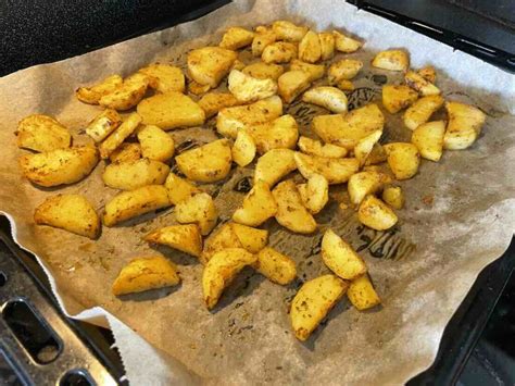 Alobalom zabalené zemiaky pripravené na pečenie