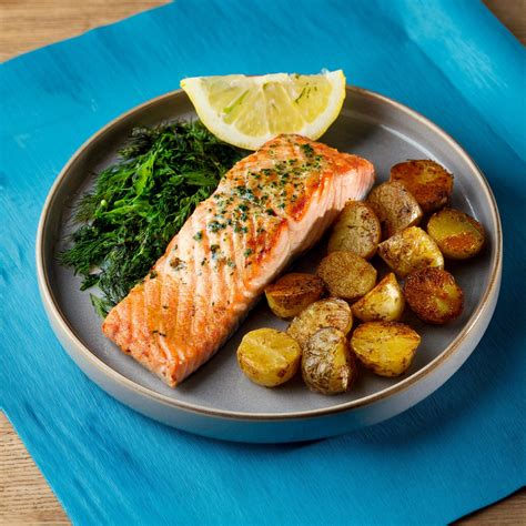 Servírovaný losos s citrónom a bylinkami