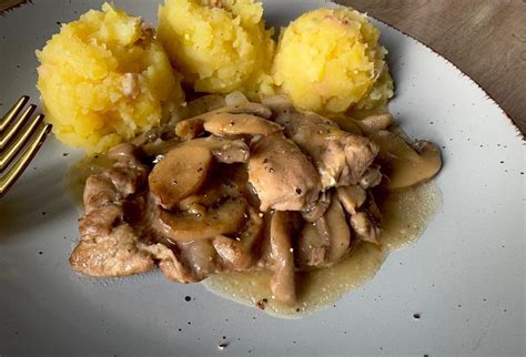 Hotová bravčová kotleta na šampiňónoch