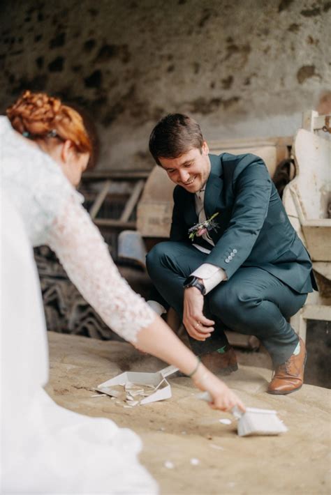 Svadobné črepy a metla