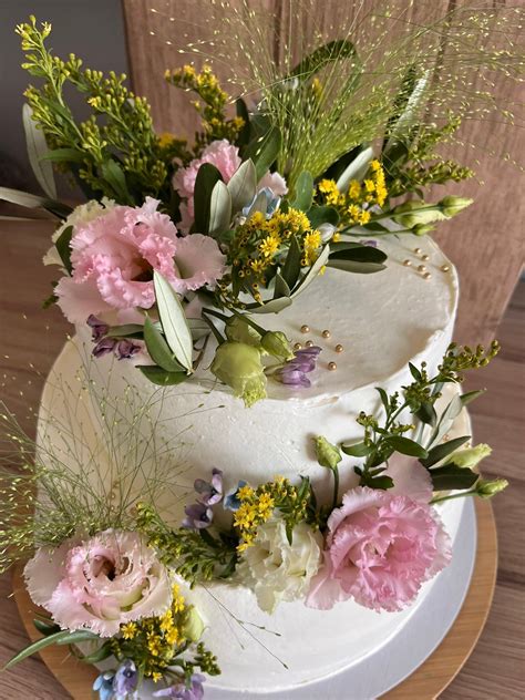 Príklady svadobných tort zdobených kvetmi a ovocím