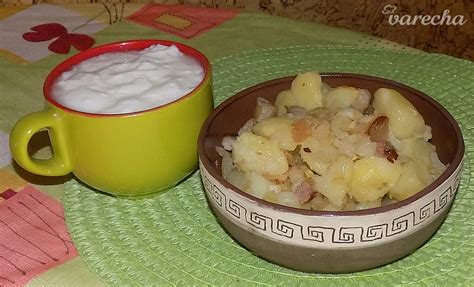 Misku s uvarenými zemiakmi a kyslým mliekom