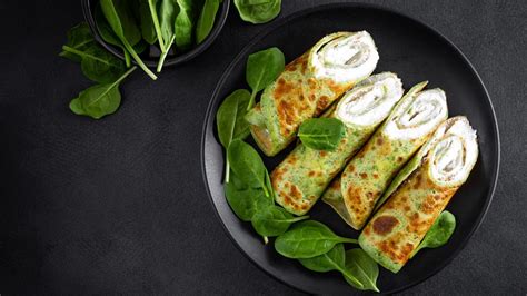 Tenké špenátové palacinky na panvici