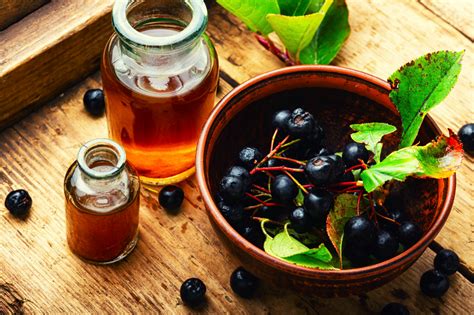 Rôzne produkty z arónie: víno, džem, sirup, tinktúra