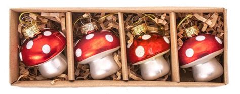 Maliarky zdobia ručne sklenené vianočné ozdoby