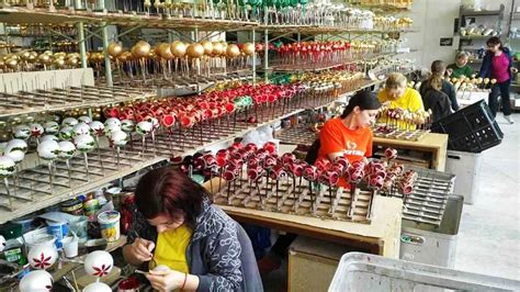 Ručná výroba sklenených ozdôb v českej firme