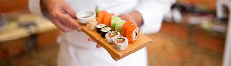 Miska s ryžovým octom a ingredienciami na sushi