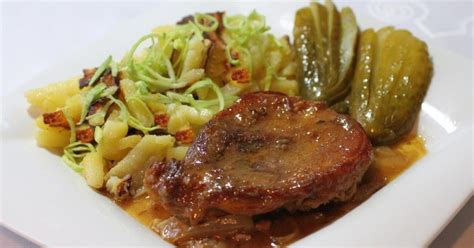 Bravčové pliecko s cibuľou a šťúchanými zemiakmi