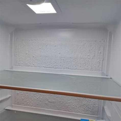 Ilustrácia správneho umiestnenia jogurtu v chladničke