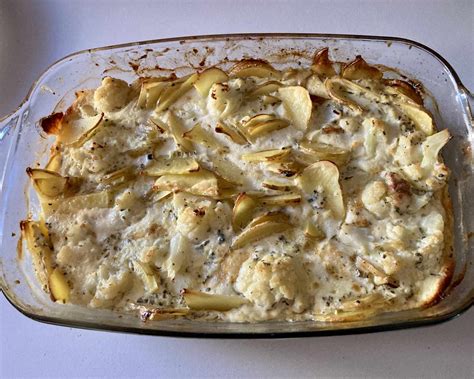 Zapekané zemiaky s rukolou v zapekacej mise