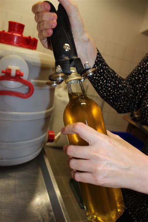 Grafika znázorňujúca správnu a nesprávnu techniku pridávania oleja pri výrobe majonézy