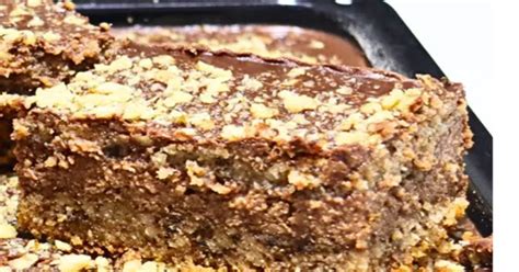 Mleté orechy zmiešané s cukrom ako plnka do koláča