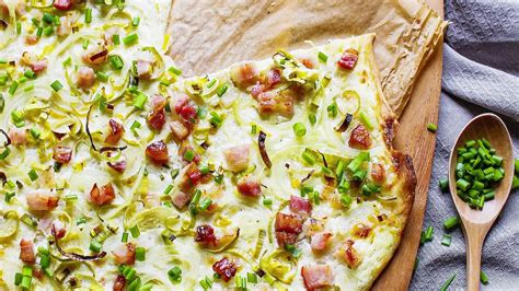 Ilustrácia pizze s pórom a slaninkou