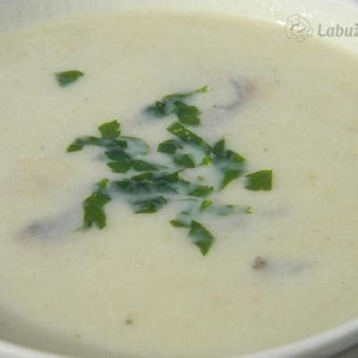 Hotová čínska polievka so šampiňónmi a kokosovým mliekom