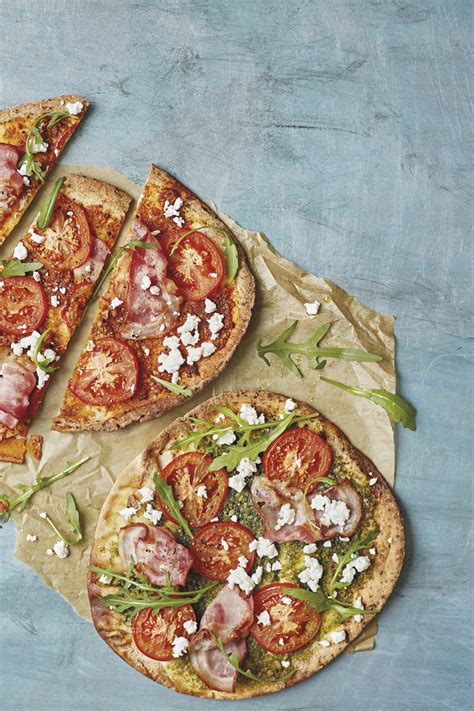 servírovanie plneného arabského chleba