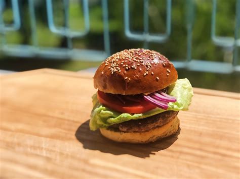 Farebný hamburger zostavený z domácich žemlí
