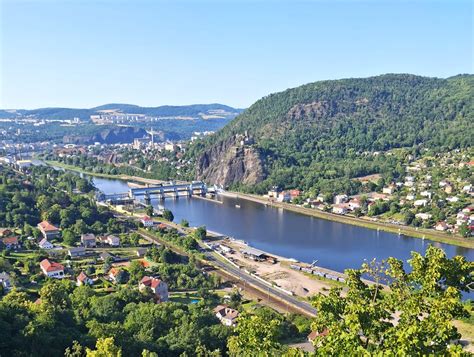 Letná pikniková scéna pri rieke Labe v Hamburgu