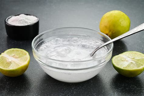 Čerstvý citrón a ingrediencie na citrónovú omáčku