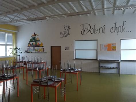 Školská jedáleň s deťmi pri obede