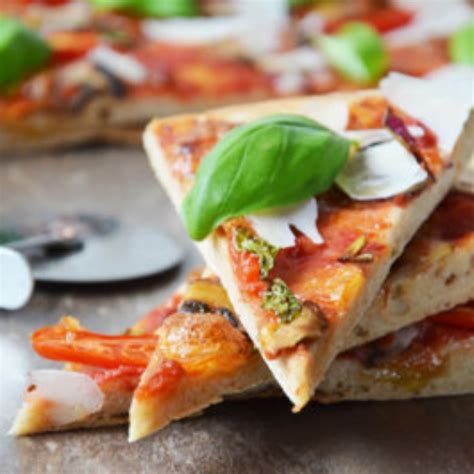 Celozrnná pizza pripravená na pečenie